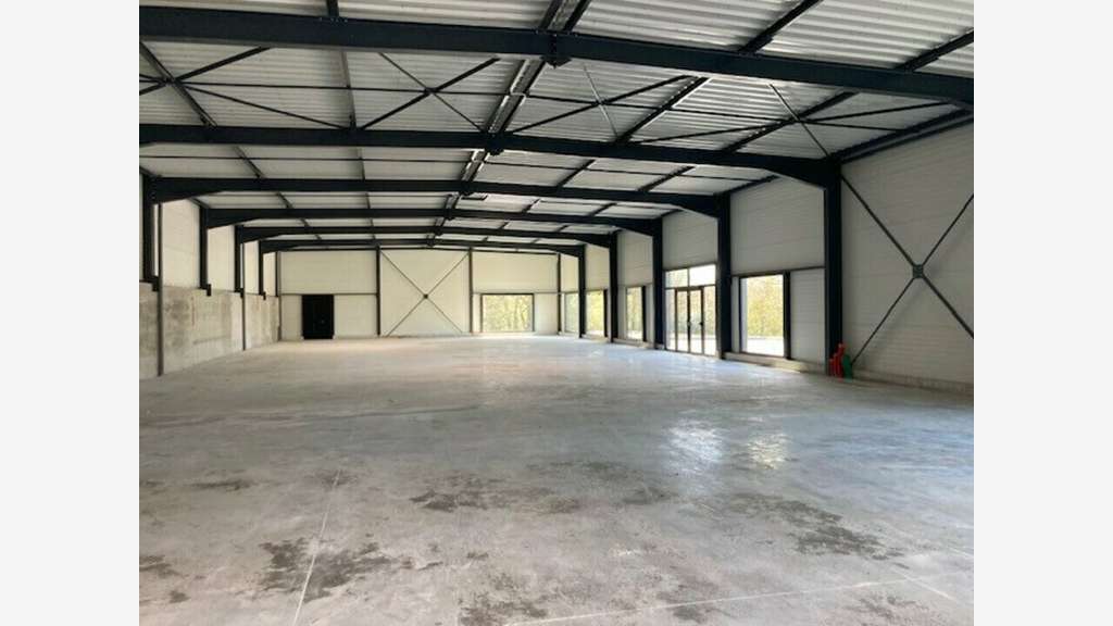 A louer cellule 800m² sur rond point à Quimper