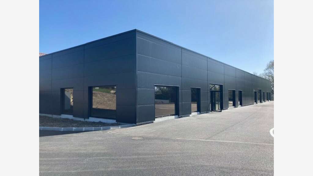 A louer cellule 800m² sur rond point à Quimper