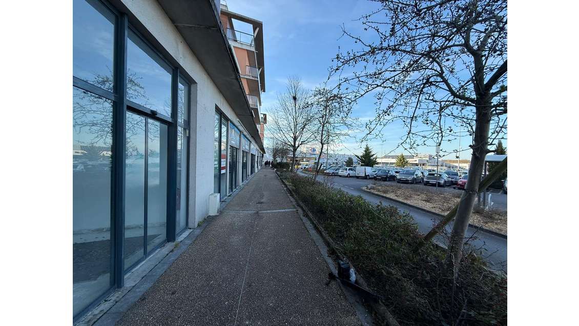 À louer local 160m² centre comm Val d'Yerres 2