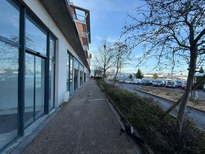 À louer local 160m² centre comm Val d'Yerres 2