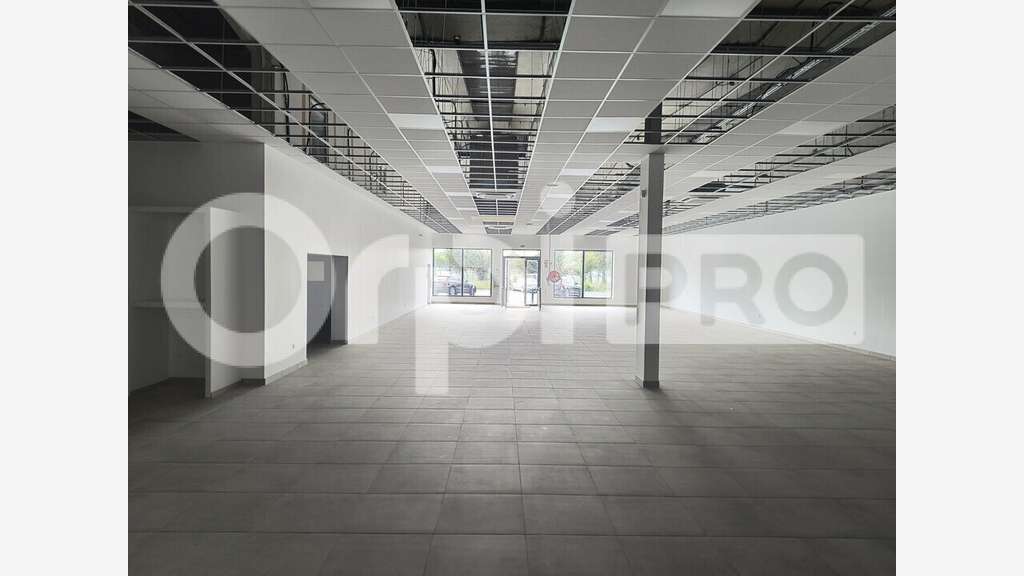Local commercial 660m² à louer à Reims Neuvillette