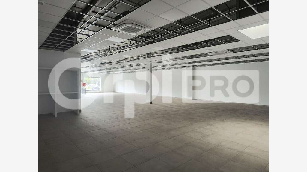 Local commercial 660m² à louer à Reims Neuvillette