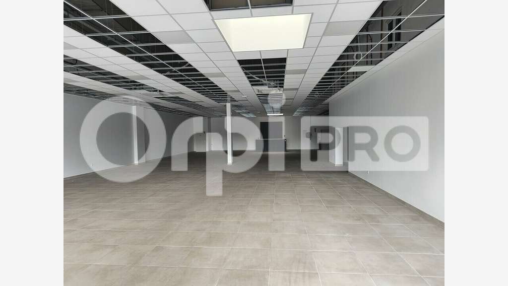 Local commercial 660m² à louer à Reims Neuvillette