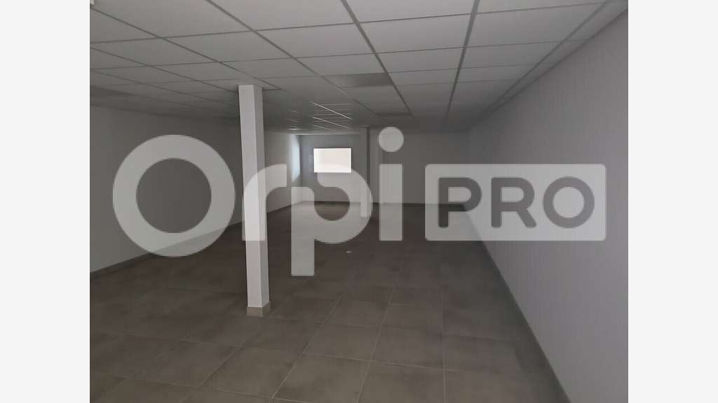 Local commercial 660m² à louer à Reims Neuvillette