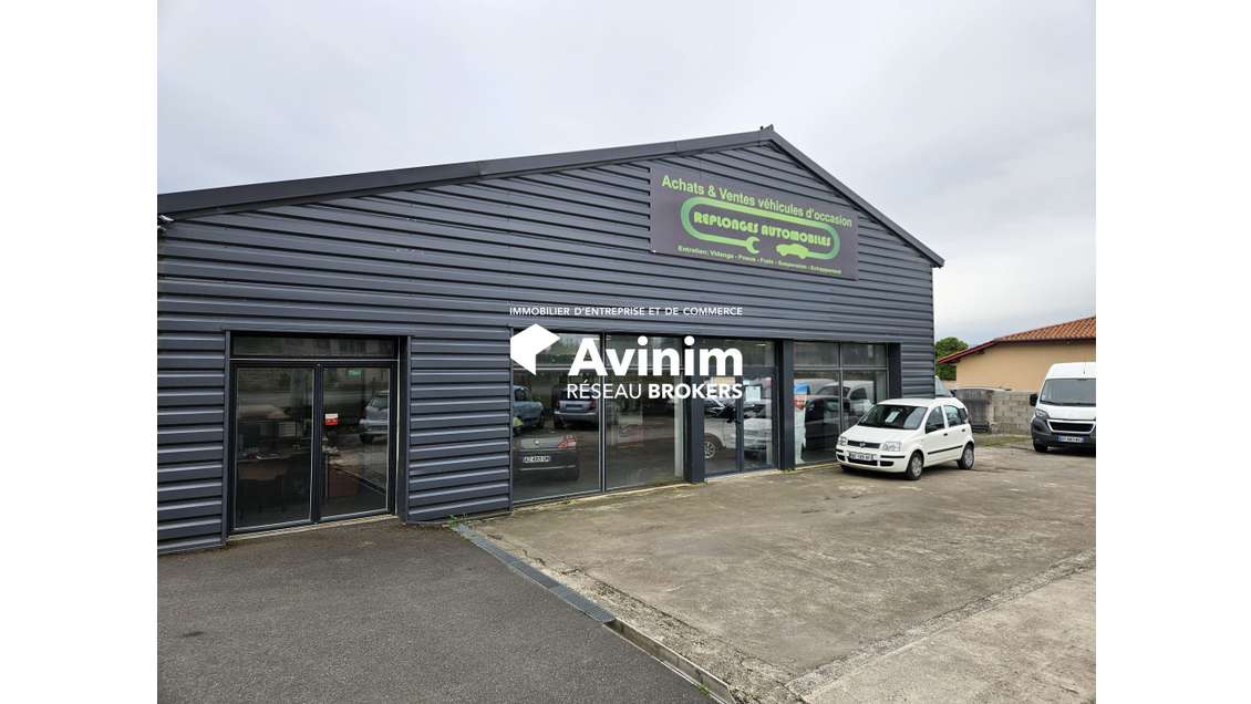 A louer local d'activité 831m²  sortie de Mâcon