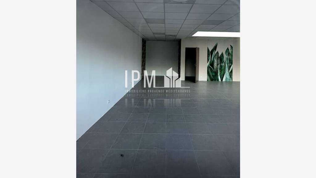 Local commercial 168m² divisible à Roquevaire