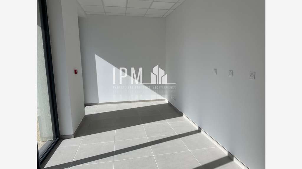 A louer local commercial de 62 m² à Roquevaire