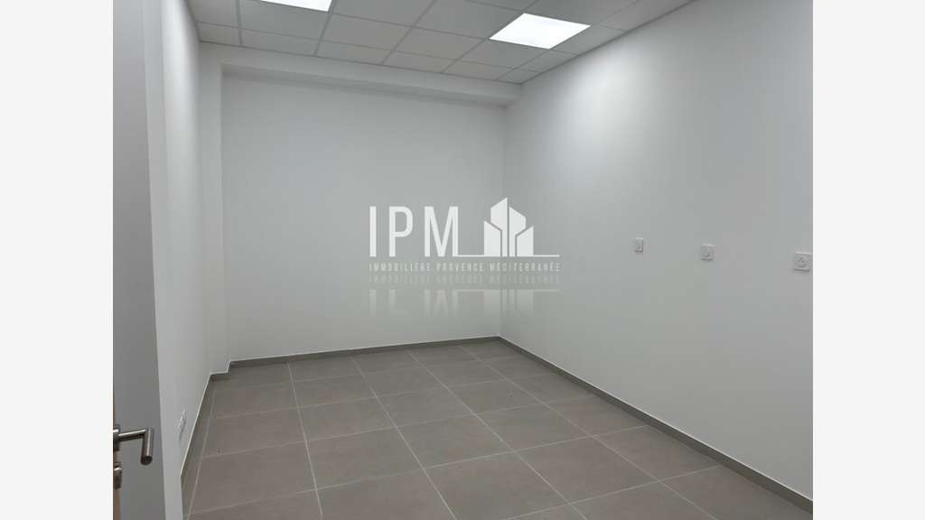 A louer local commercial de 62 m² à Roquevaire