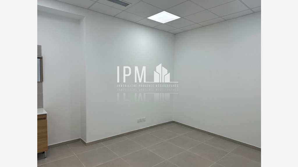 A louer local commercial de 62 m² à Roquevaire