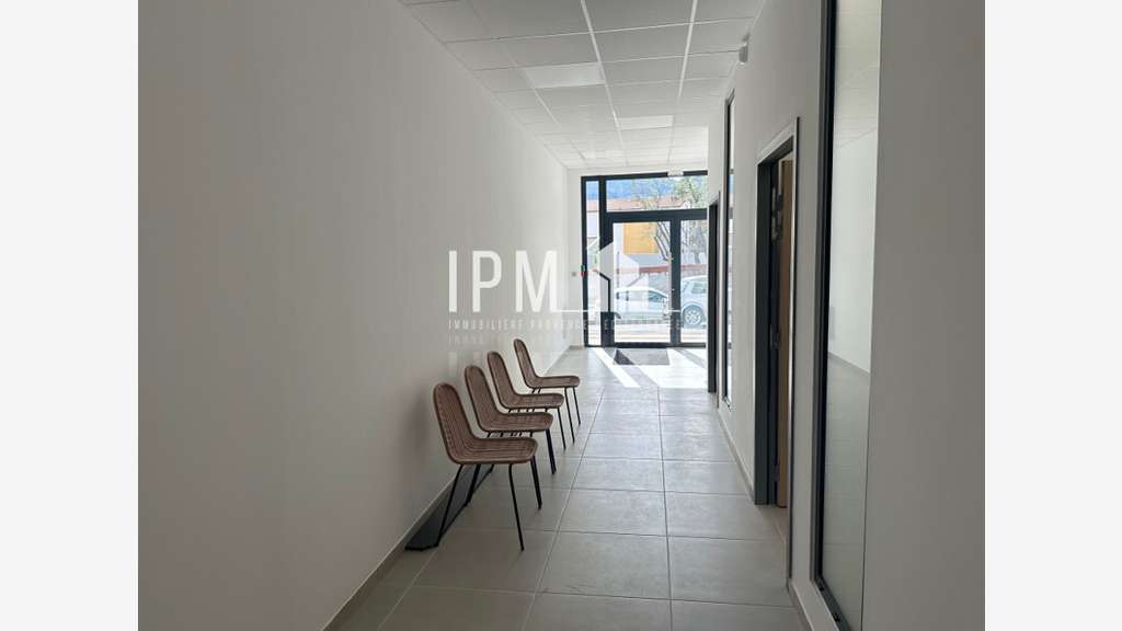 A louer local commercial de 62 m² à Roquevaire