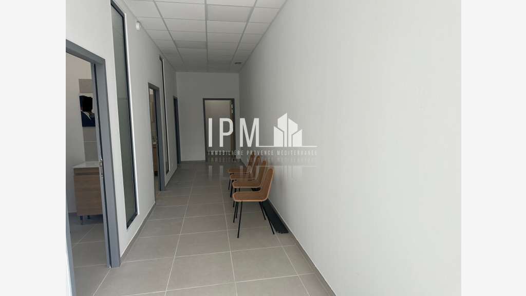 A louer local commercial de 62 m² à Roquevaire
