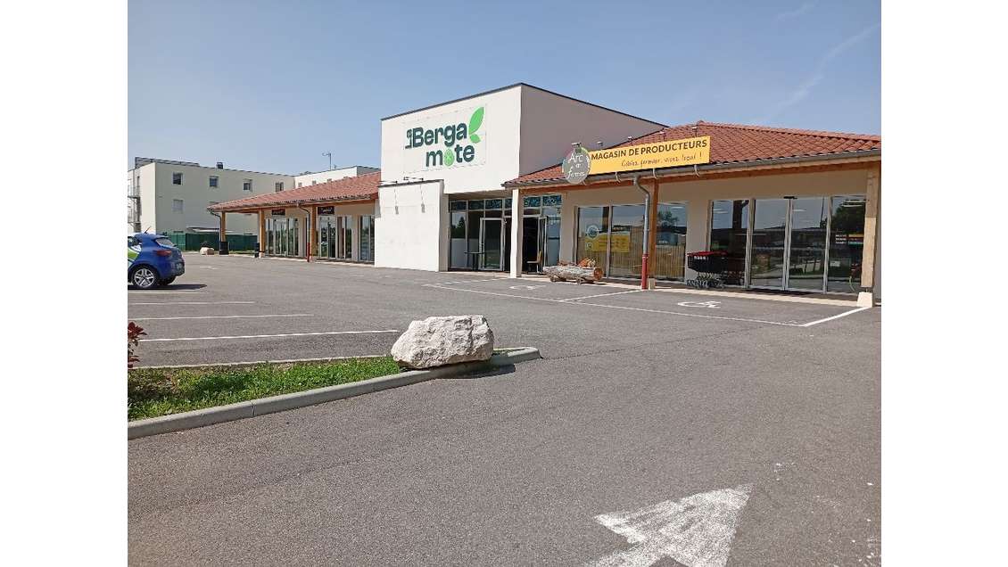 Local de 122m² à louer en zc à St Etienne du Bois