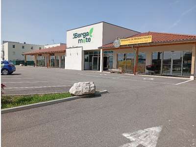 Local de 122m² à louer en zc à St Etienne du Bois