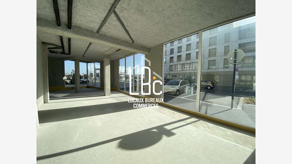 À louer local commercial neuf 268m² Saint Herblain