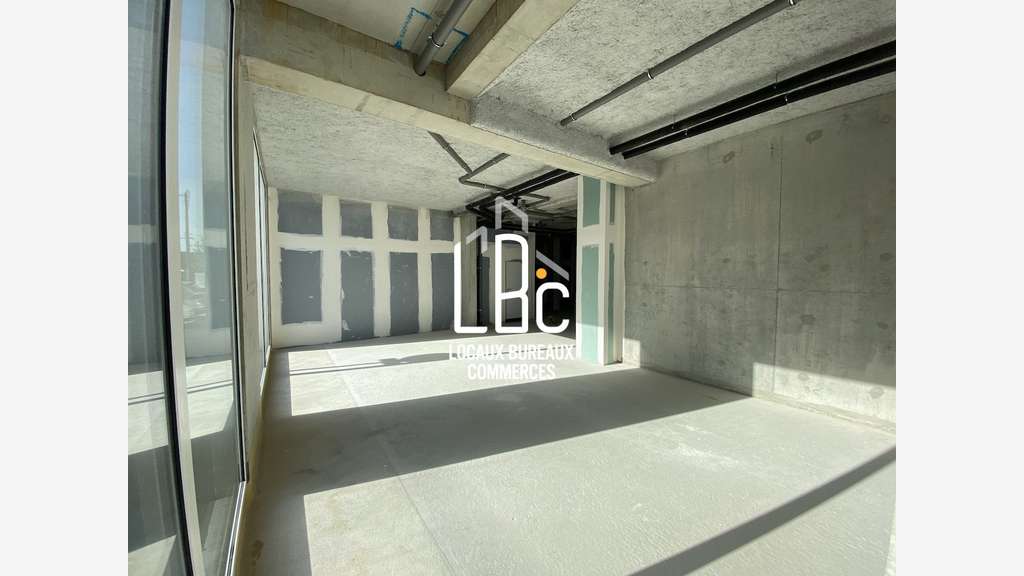 À louer local commercial neuf 268m² Saint Herblain