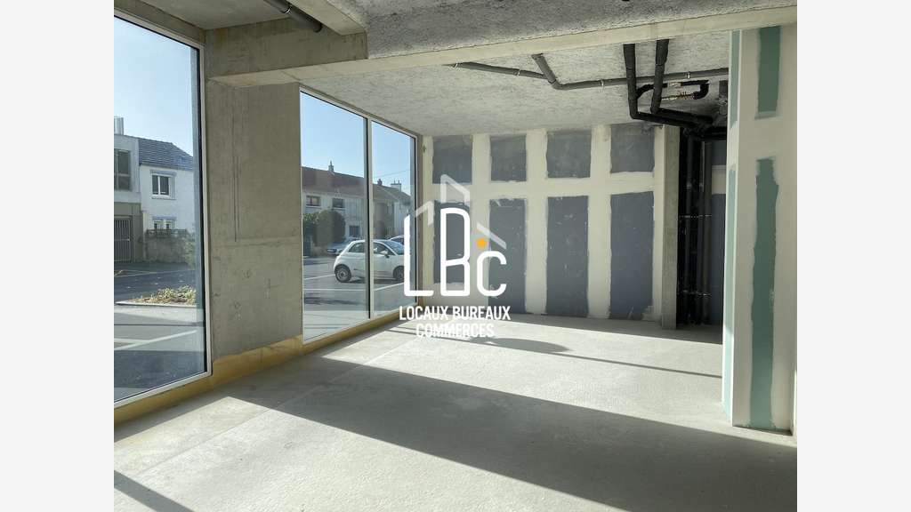 À louer local commercial neuf 268m² Saint Herblain
