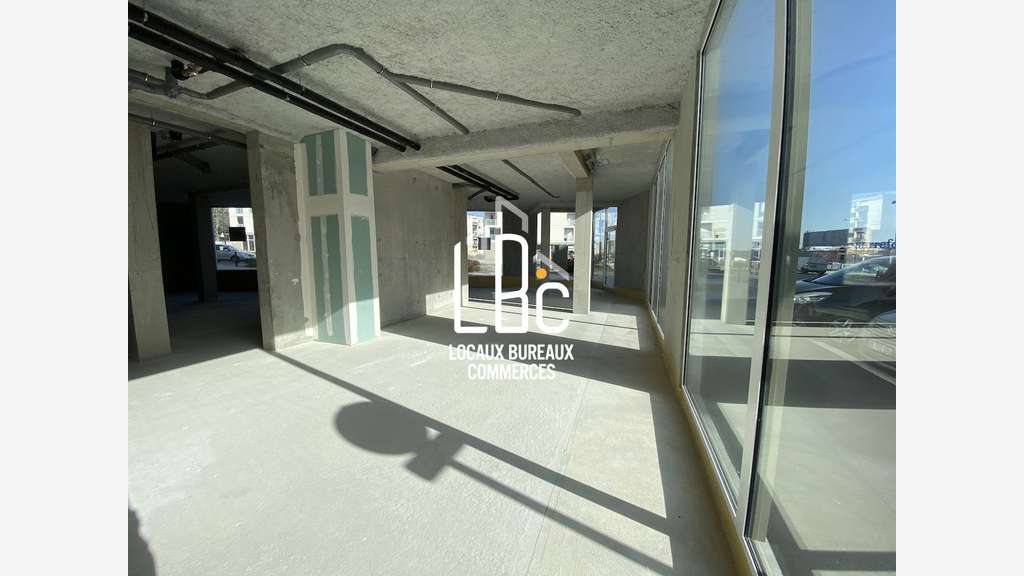 À louer local commercial neuf 268m² Saint Herblain