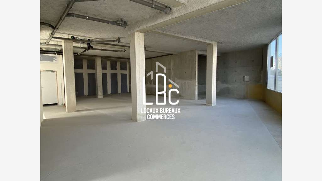 À louer local commercial neuf 268m² Saint Herblain