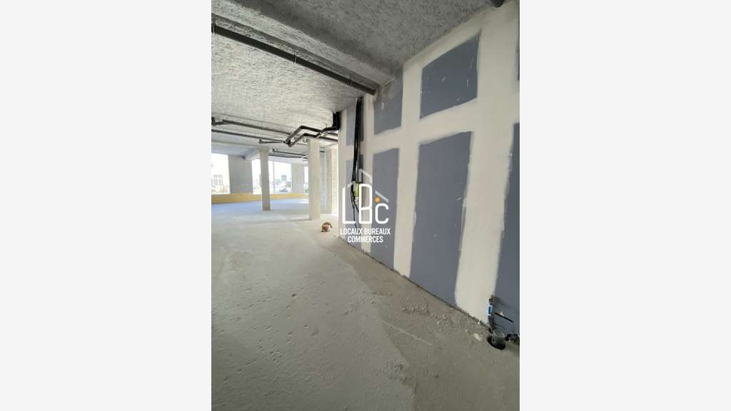 À louer local commercial neuf 268m² Saint Herblain