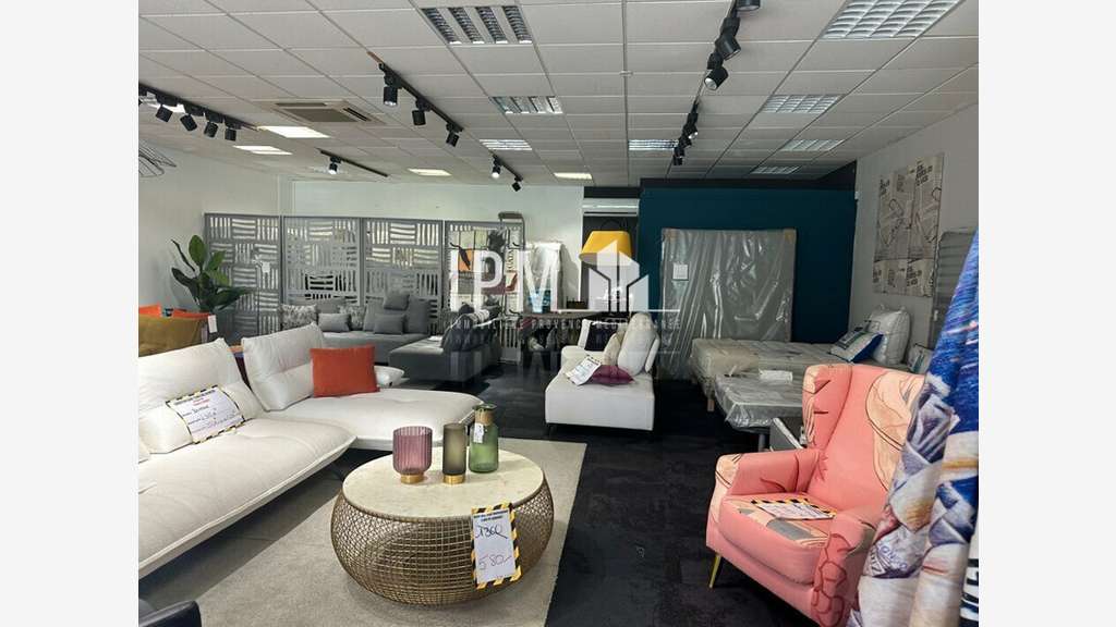 A louer local commercial 180m² ZAC des Etangs