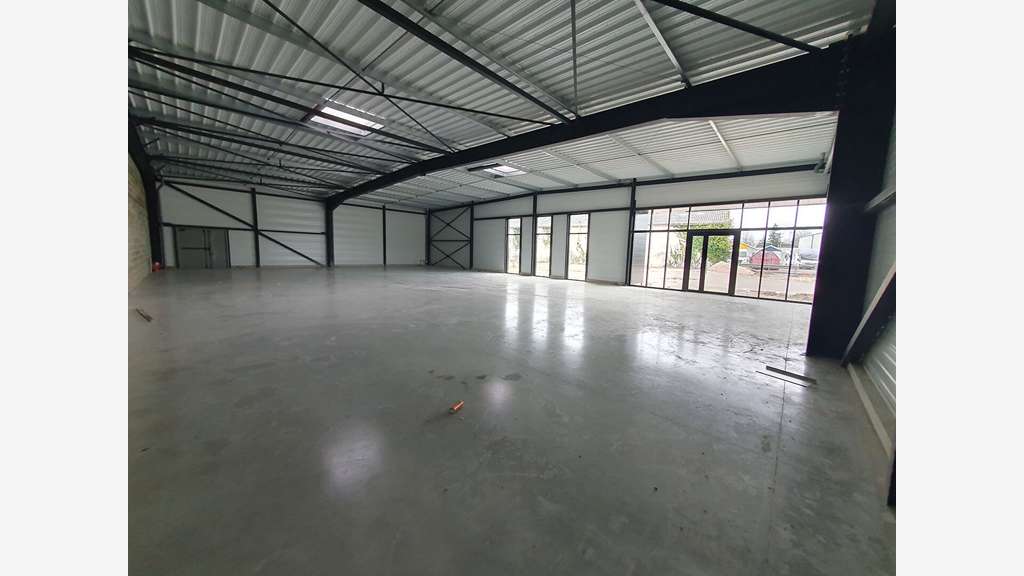 Local 350m² à louer zone commerciale Ste Eulalie