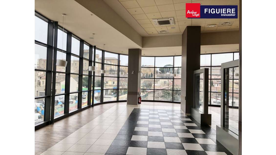 Local prime 297m² à louer à Salon Place Morgan