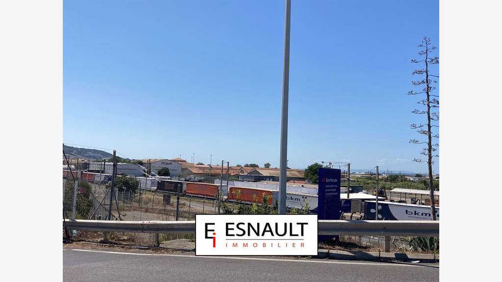 Local d'activité 293m² + parking à louer ZI Sète