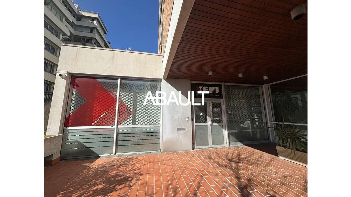 Local belle vitrine d'angle à louer à Toulouse 