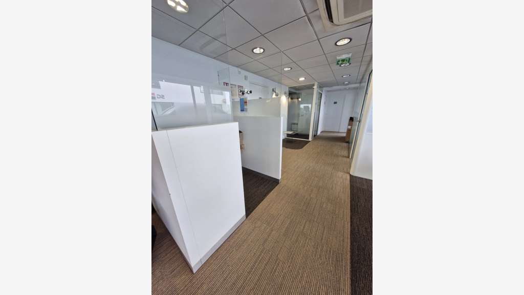 Loue local commercial de 150m² à Vannes Est