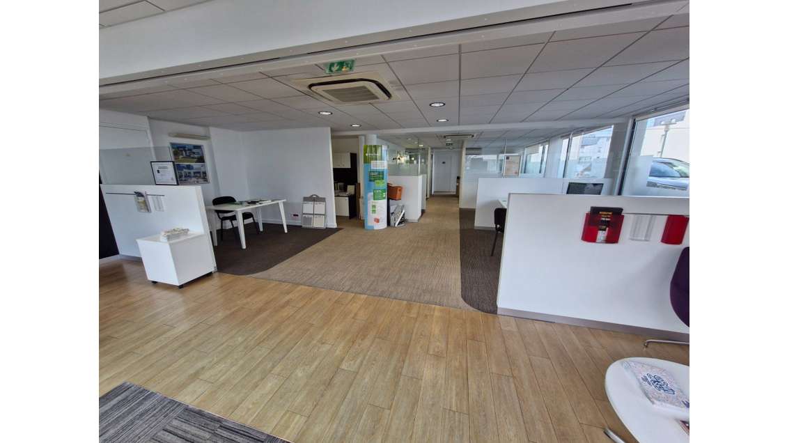 Loue local commercial de 150m² à Vannes Est