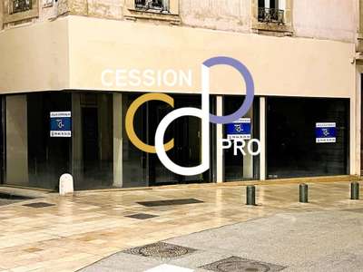 A louer locaux exceptionnels en angle Nîmes centre