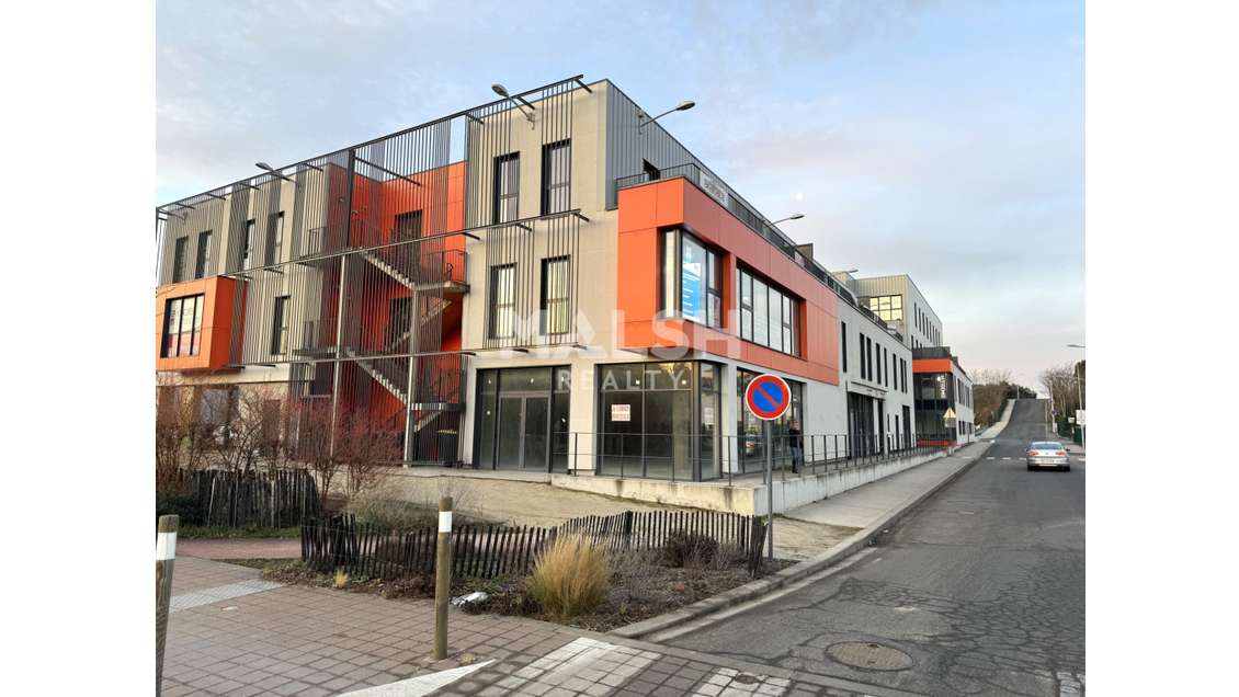 Loue locaux commerciaux 176m² à St Just St Rambert