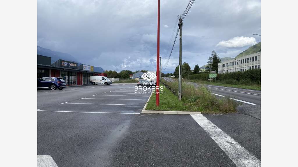 A louer local sur axe passant 167m² à Goncelin