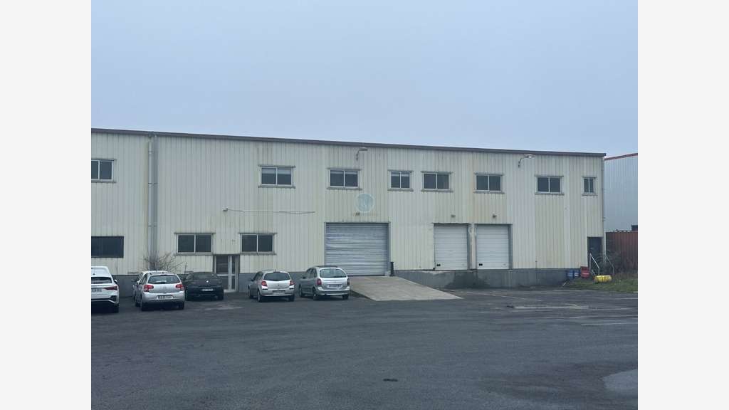 Location locaux d'activités 1203m² à Ormes