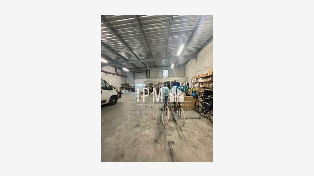 Local d'activités 333m² à louer Saint Louis 13015