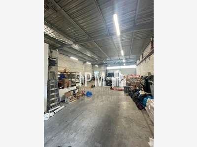 Local d'activités 333m² à louer Saint Louis 13015