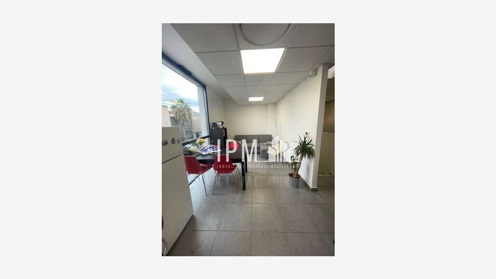 Local d'activités 333m² à louer Saint Louis 13015