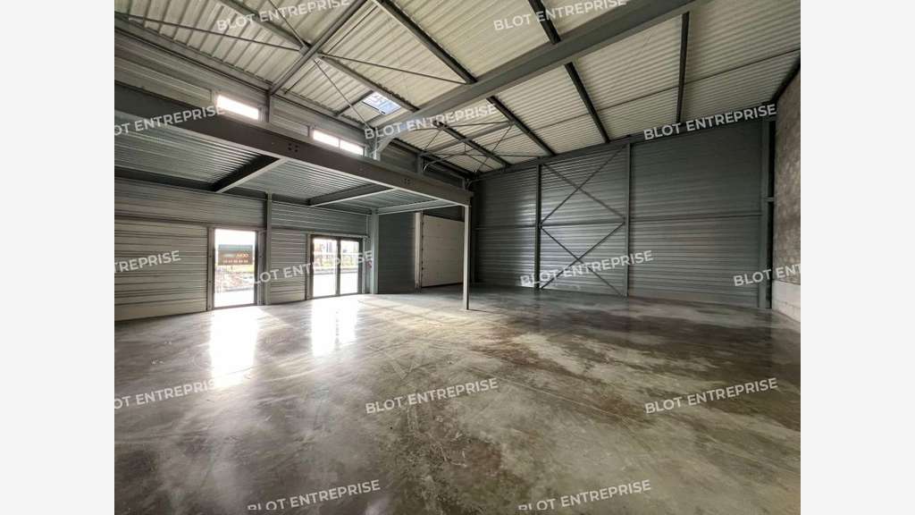 A louer locaux de stockage 215m² au Rheu
