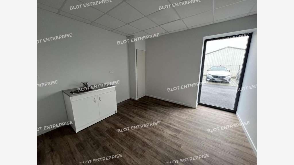 A louer locaux de stockage 215m² au Rheu