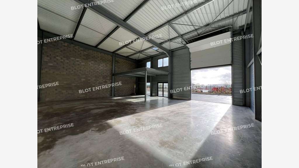 A louer locaux de stockage 215m² au Rheu