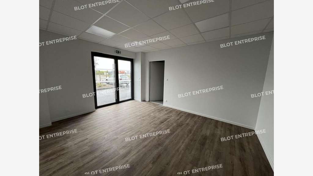A louer locaux de stockage 215m² au Rheu