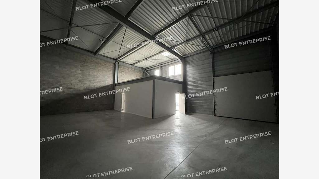 A louer locaux de stockage 215m² au Rheu