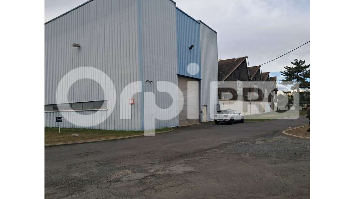 A louer locaux industriels 3500m² à Montluçon