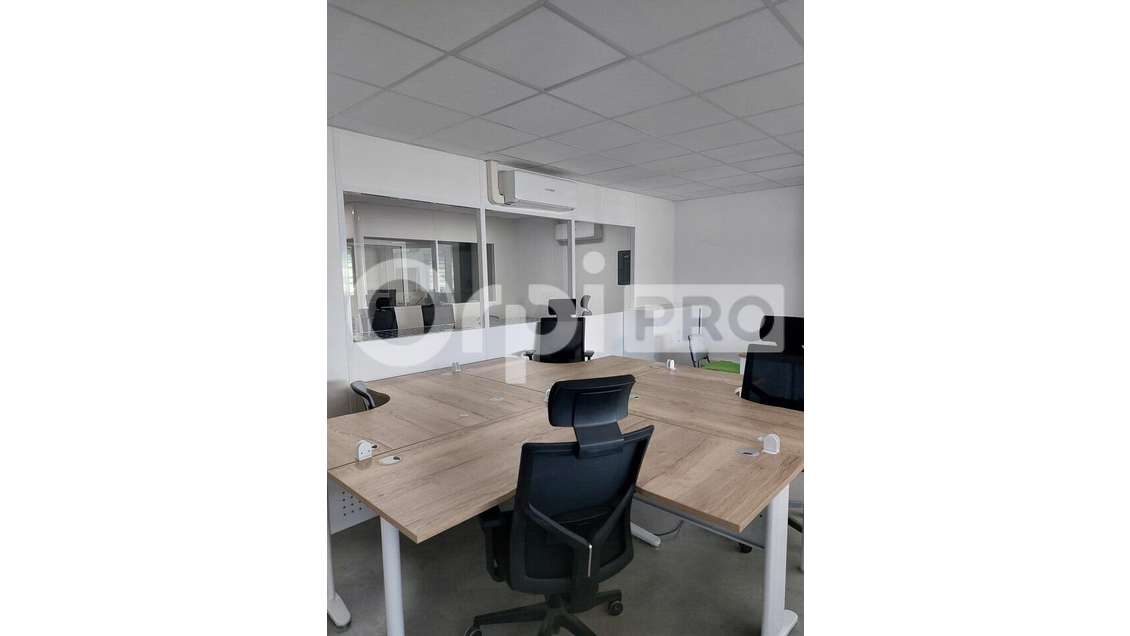 A louer locaux professionnels 161m² à Corbières