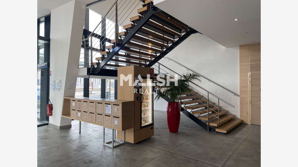 Bureaux de 345m² à louer à Decines Charpieu