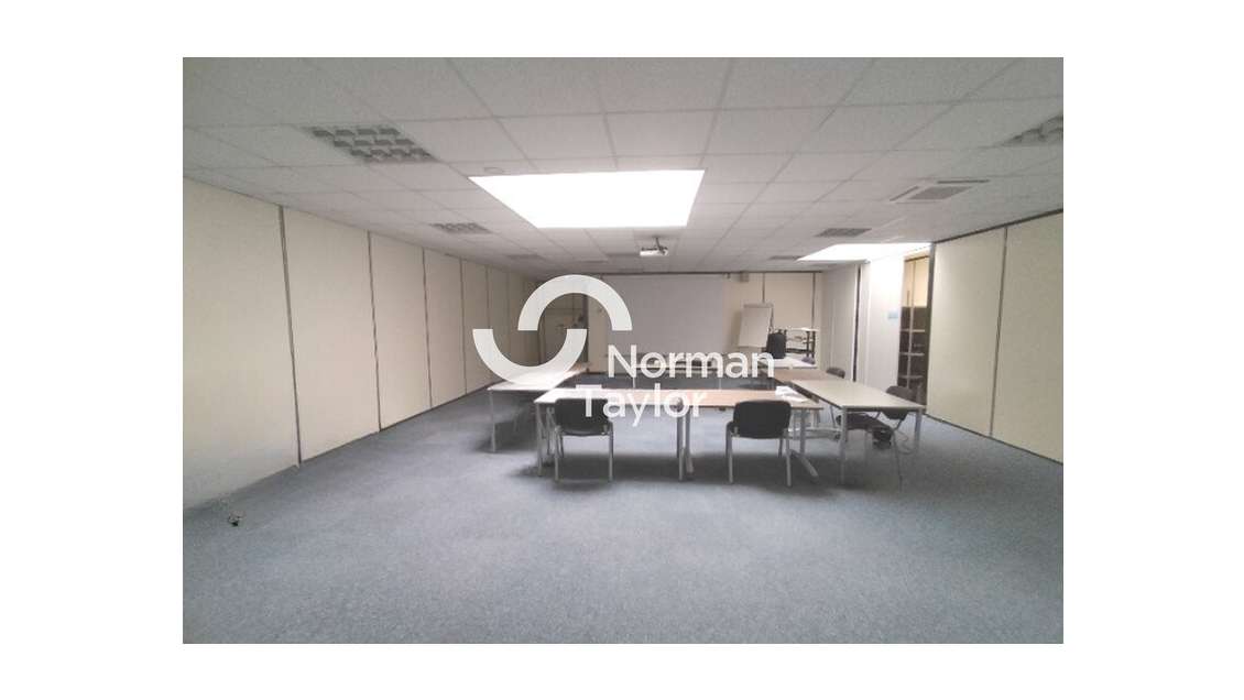 Bureaux de 893m² à louer Montpellier près d'arènes