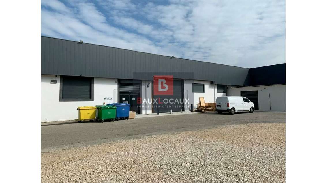 Loue local commercial 380m² à Morieres les Avignon