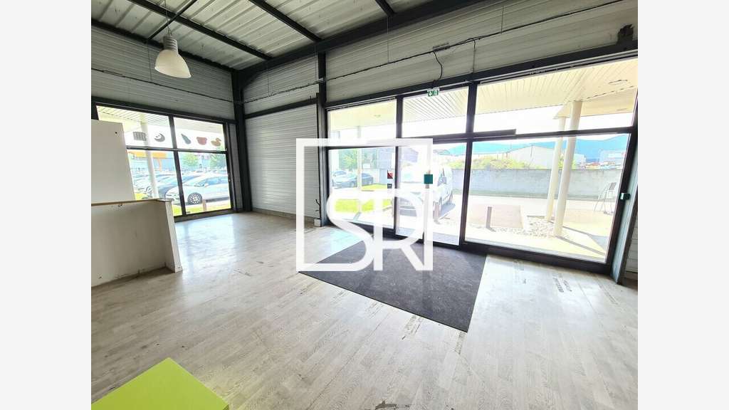 Local commercial de 448m² à louer à Mozac