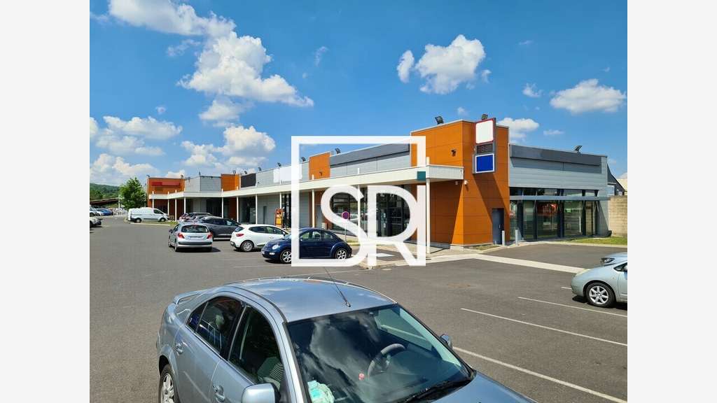 Local commercial de 448m² à louer à Mozac