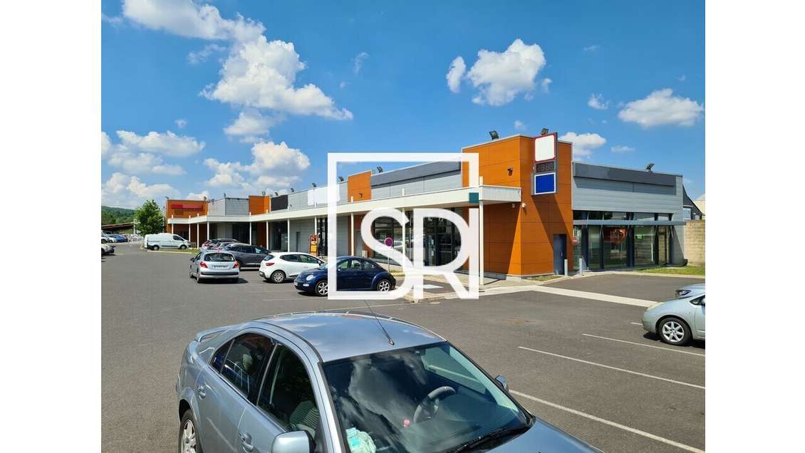 Local commercial de 448m² à louer à Mozac